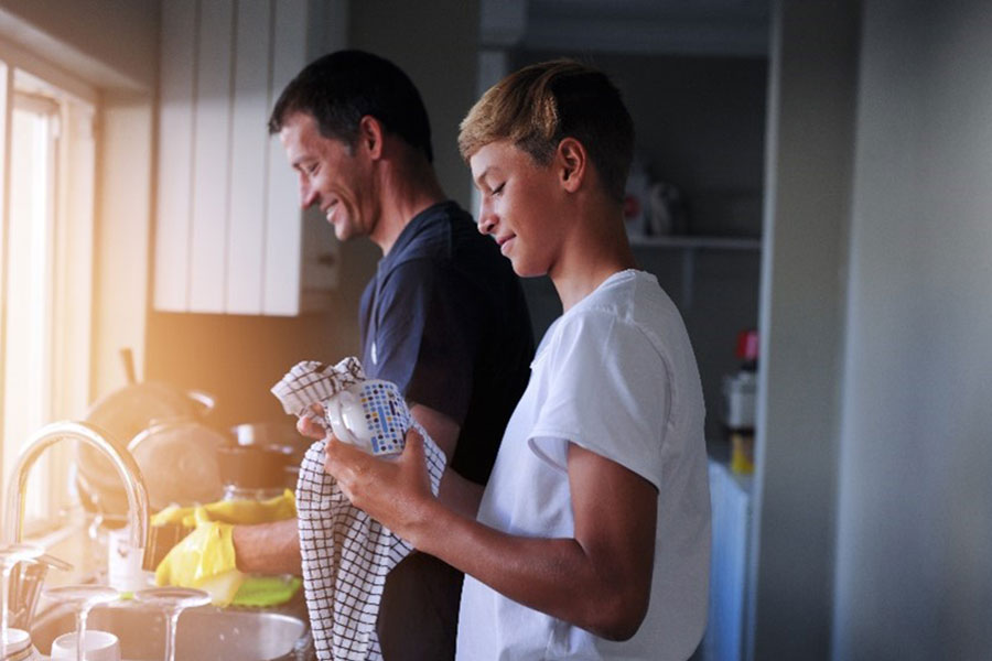 This chart shows what kitchen chores kids can do based on their age